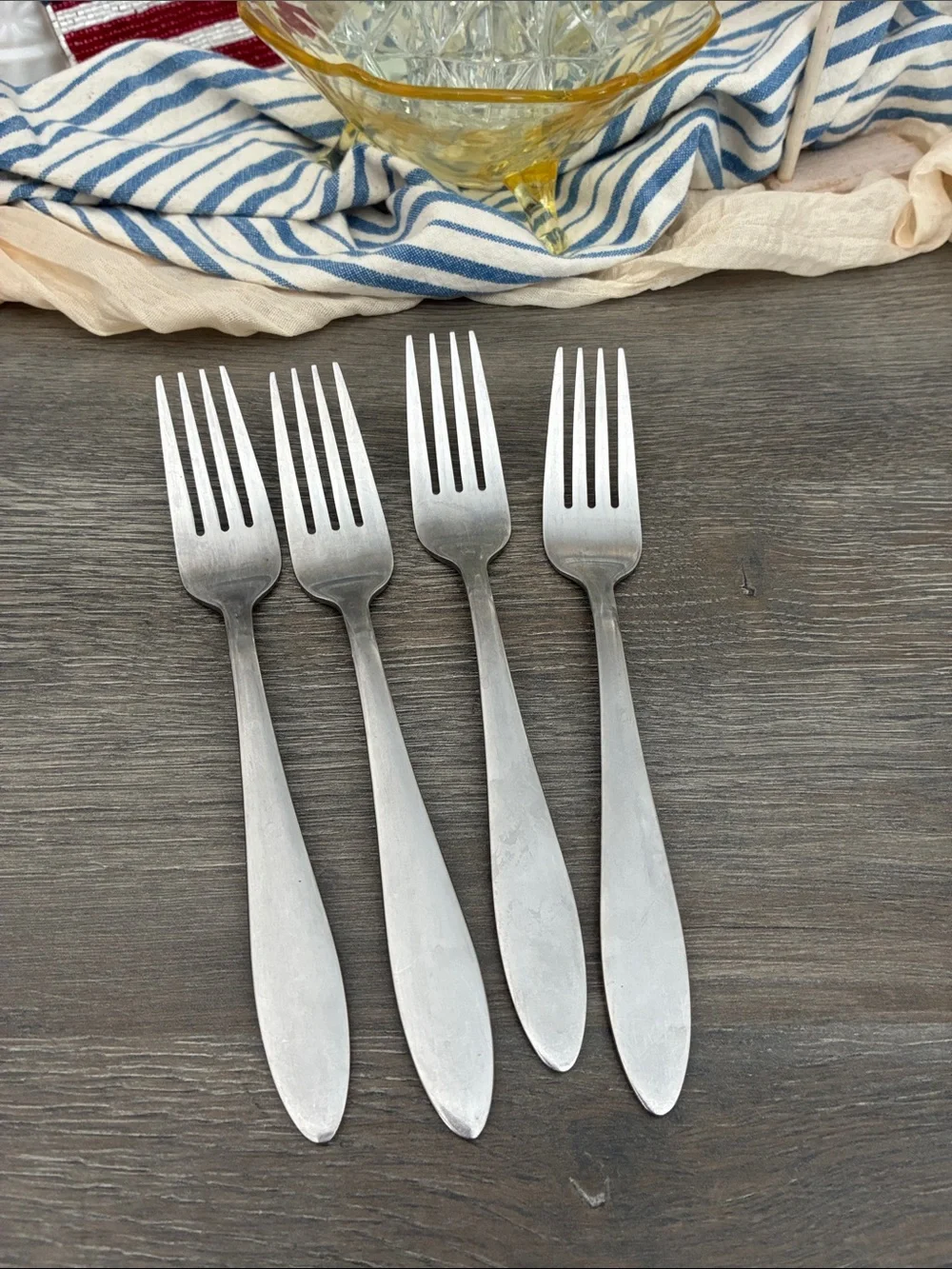 Oneida Flatware Stainless 47 pieces Sleek Satin Finish